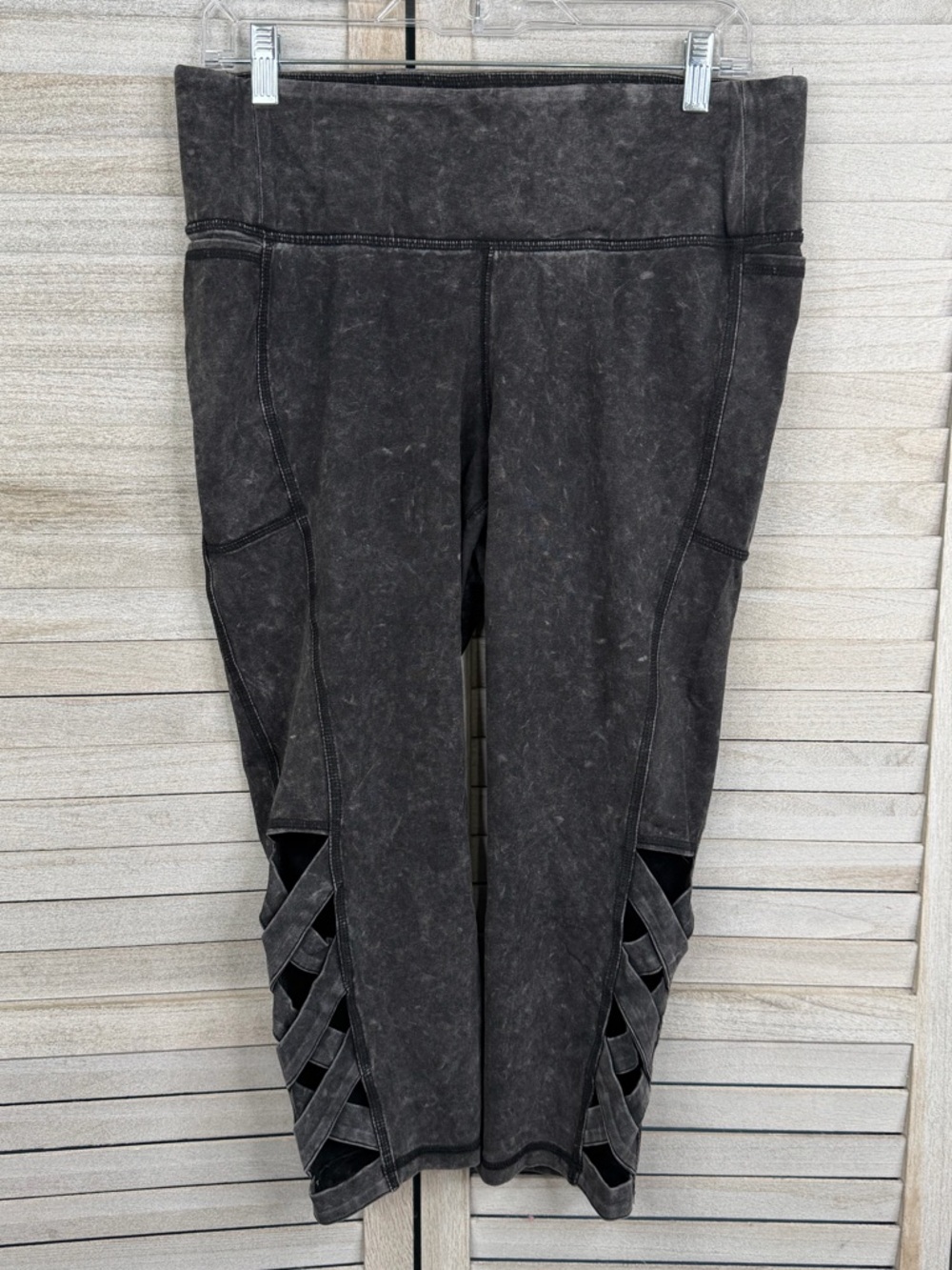 LIVI (Lane Bryant) Plus Size High Rise Active Crop Leggings w Lacing Gr/Wa-14/16